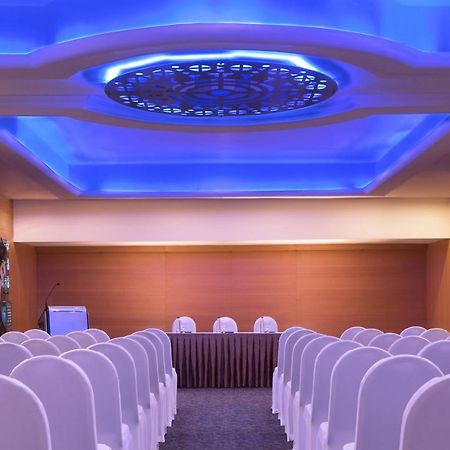 Le Meridien Bangalore Exterior photo