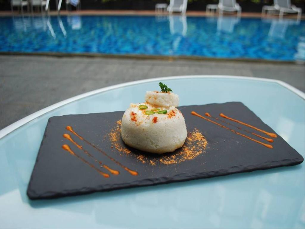 Le Meridien Bangalore Exterior photo