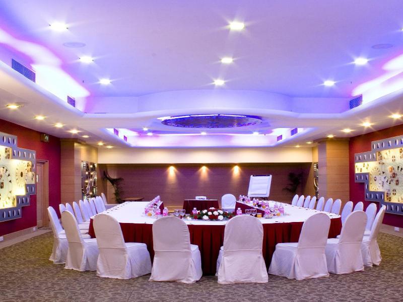 Le Meridien Bangalore Exterior photo