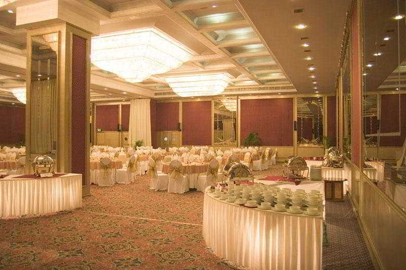 Le Meridien Bangalore Exterior photo