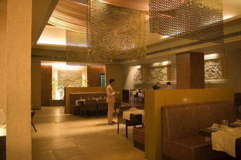 Le Meridien Bangalore Exterior photo