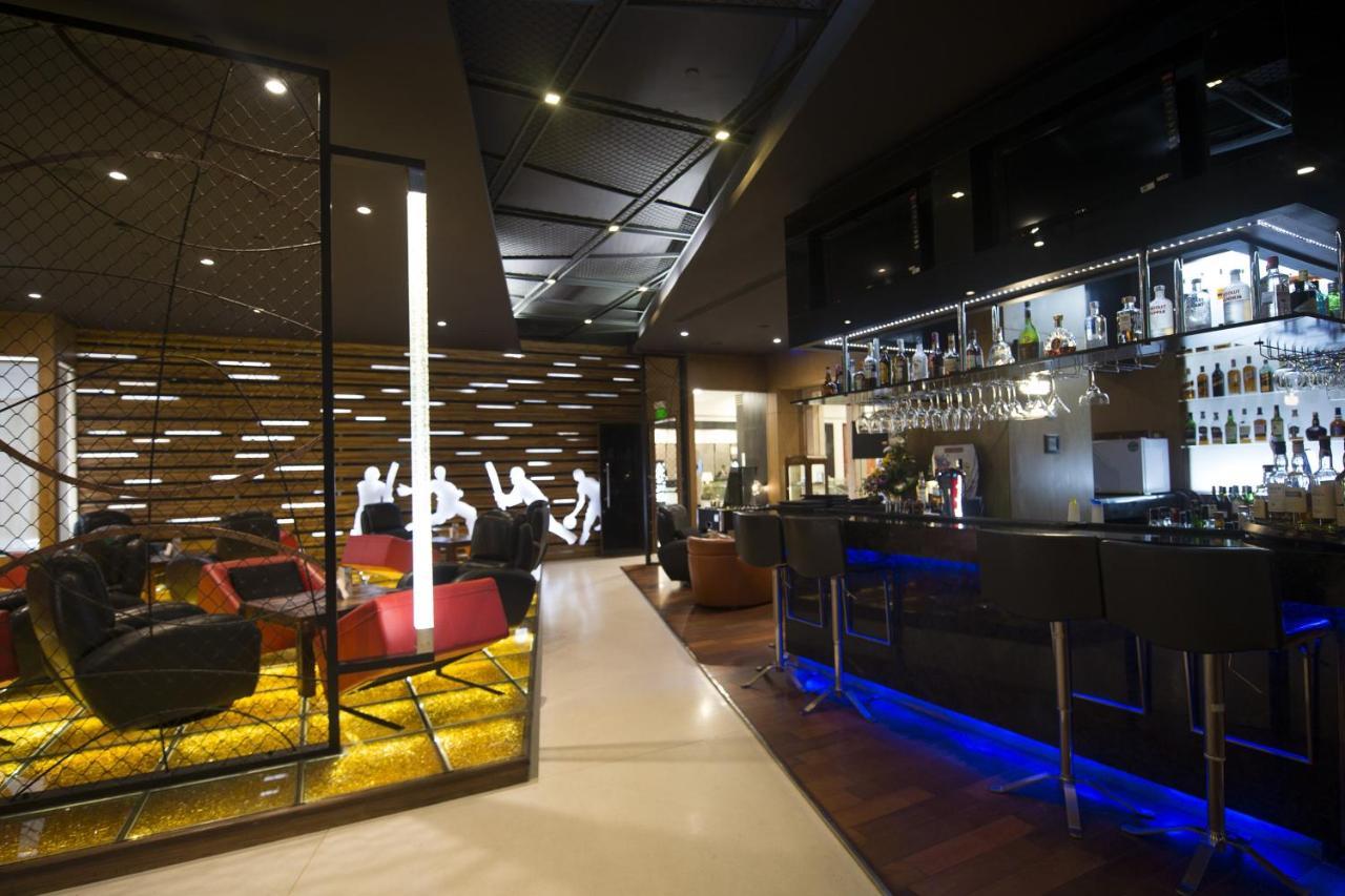 Le Meridien Bangalore Exterior photo