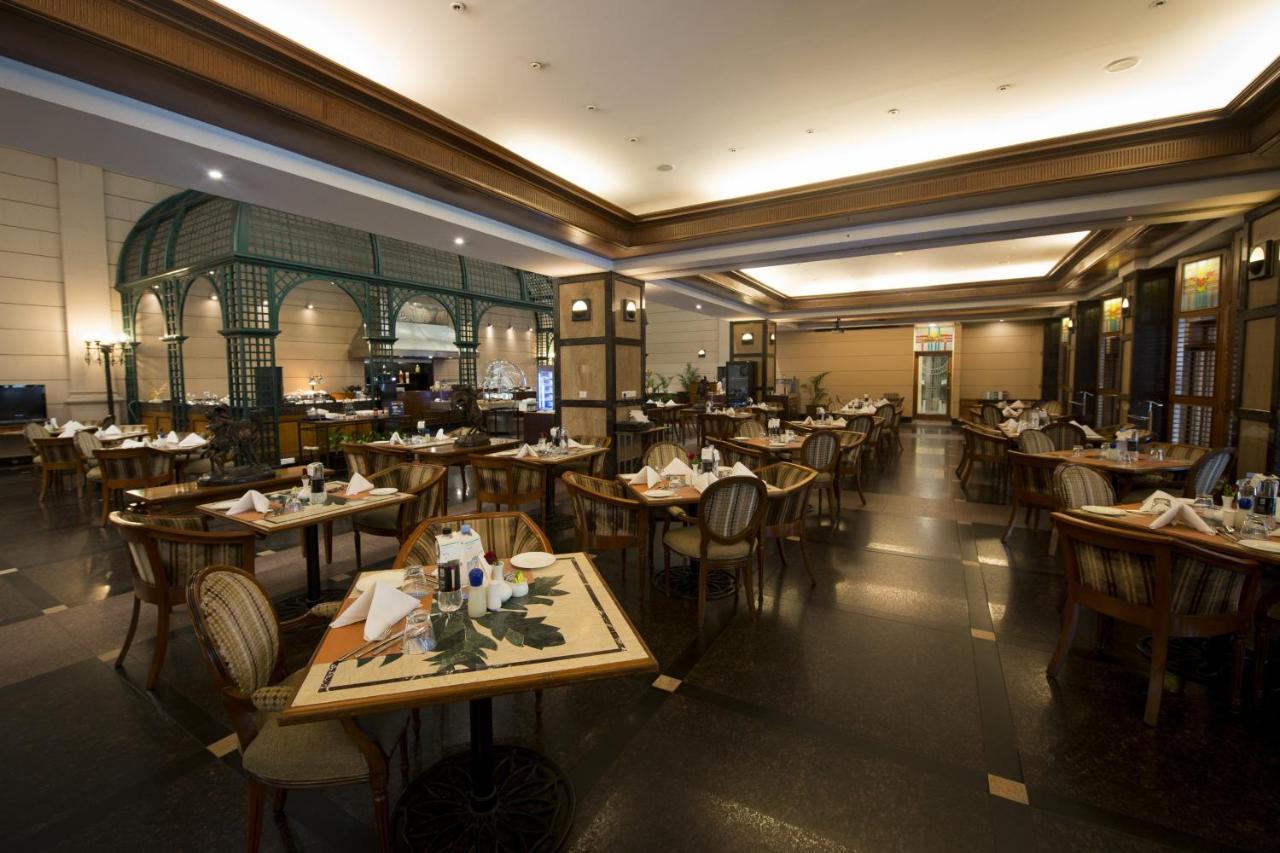 Le Meridien Bangalore Exterior photo