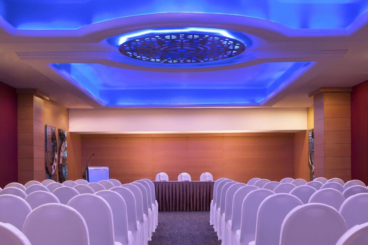 Le Meridien Bangalore Exterior photo