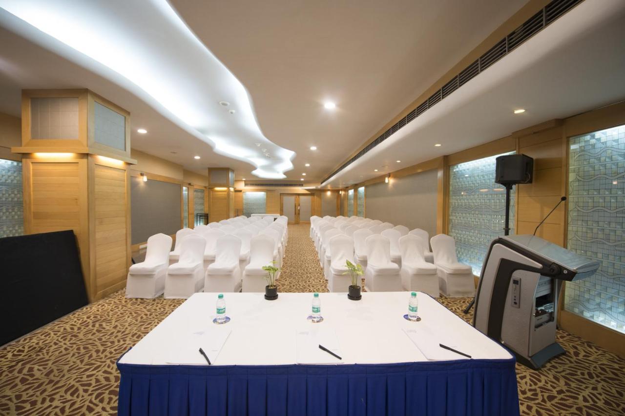 Le Meridien Bangalore Exterior photo