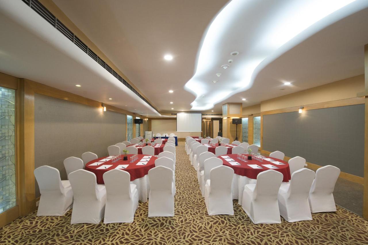 Le Meridien Bangalore Exterior photo