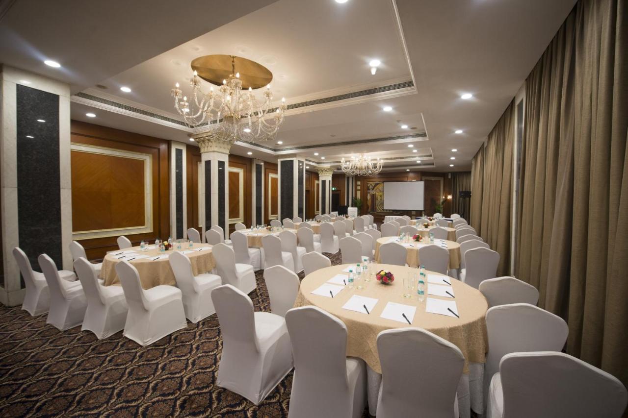 Le Meridien Bangalore Exterior photo