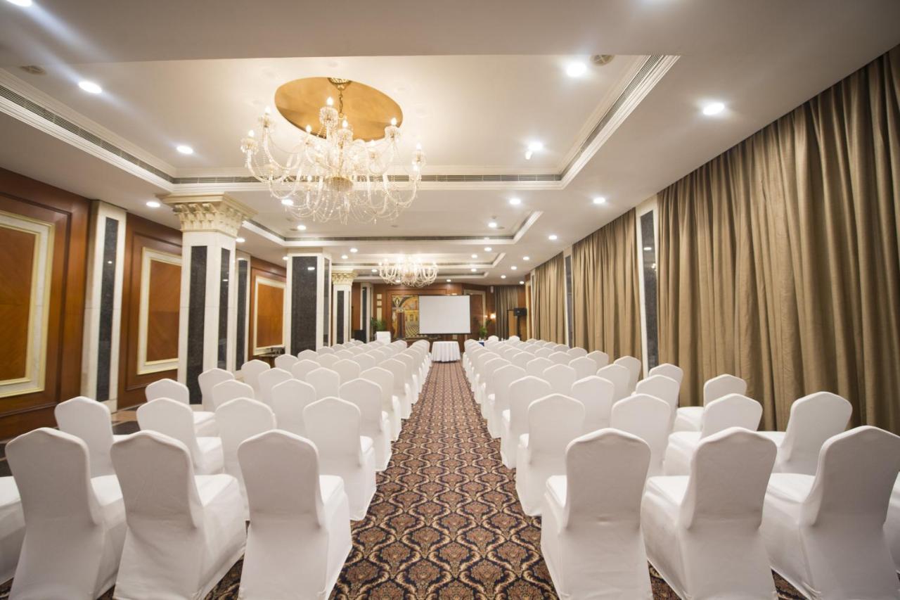 Le Meridien Bangalore Exterior photo